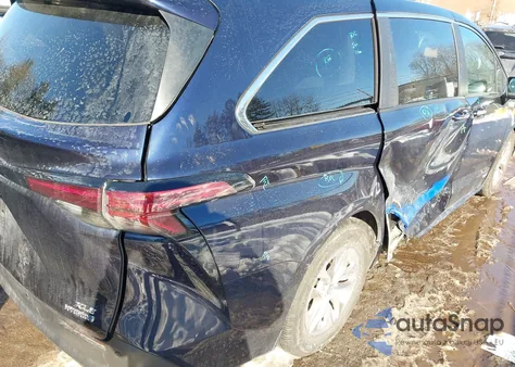 2021 Toyota Sienna Xle z USA, uszkodzony, nr VIN 5TDJRKEC9MS022638